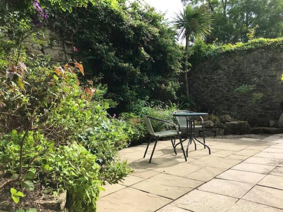 Woodland Cottage In Cornwall With Walled Garden Хелстон Экстерьер фото